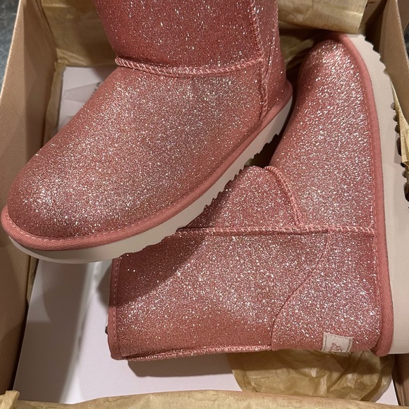 UGG KIDS CLASSIC
SHORT |I GLITTER - Picture 3 of 5